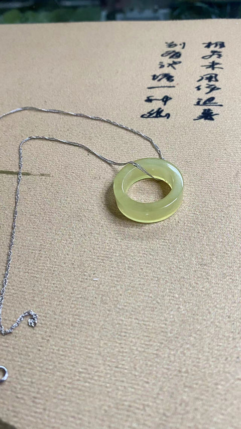 Liontin tulang selangka giok alami yang indah berwarna hijau lembut, penuh keberuntungan, tujuan ganda, dapat digunakan sebagai liontin tulang selangka, cincin jari 19mm (diameter lubang bagian dalam), 925 aksesori perak sudah termasuk pajak pengiriman