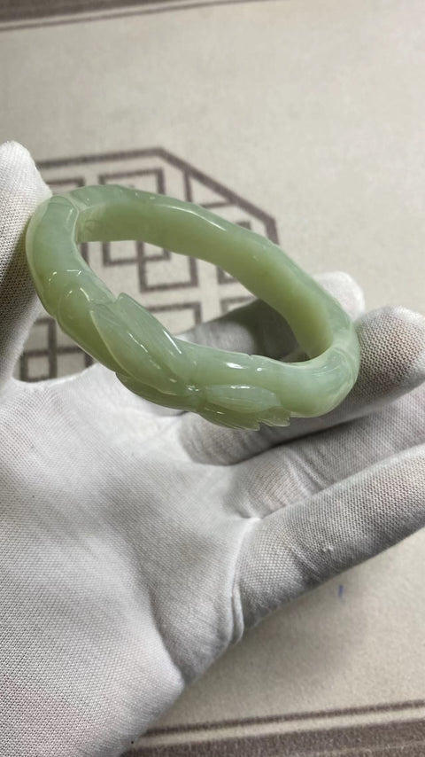 Bamboo Peace: Gelang Bunga Berukir Giok Cui Fine Jade Ukuran 56-58mm Ukuran 58mm, Lebar Sisi 13.5mm Batu giok semuanya muncul secara alami dan polanya acak Sudah termasuk pajak pengiriman Berikutnya