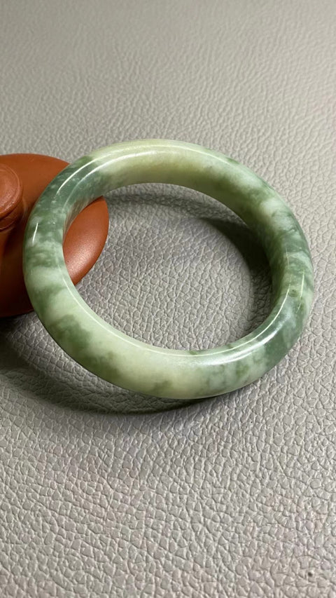 Gelang Giok Cui halus 54-56mm Ukuran 55.9mm Lebar 13mm Giok ini alami dan polanya acak Termasuk ongkos kirim dan pajak.