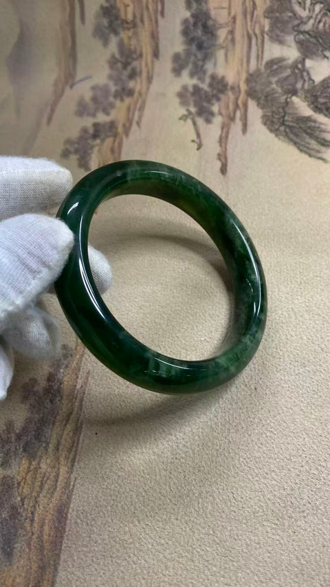 Gelang giok hijau penuh giok Xiuyan yang indah, giok mengambang, kehidupan kekayaan, diameter dalam 65,8mm, lebar samping 14,3mm, batu alam dihasilkan secara alami, polanya acak, termasuk pajak pengiriman