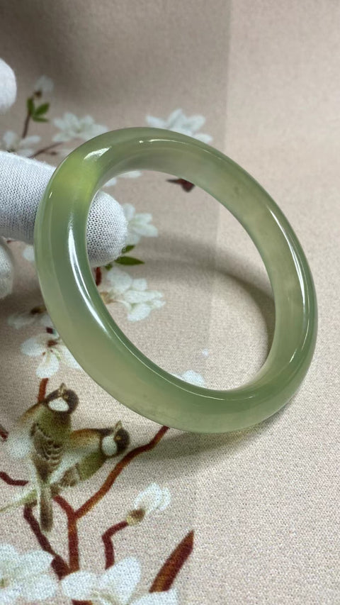 Gelang Hijau Es Giok Cui Giok Alami Ukuran 58-60mm Ukuran 59.4mm Lebar Sisi 12.2mm Giok terjadi secara alami Pola acak Pengiriman dan pajak sudah termasuk.