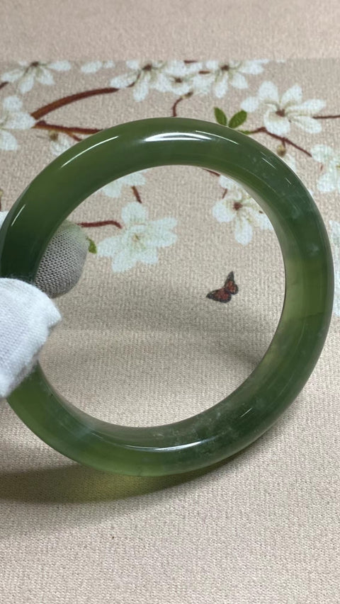 Gelang Giok Cui Alami Ukuran 61-63mm Ukuran 62.4mm Lebar Sisi 14.2mm Giok terbentuk secara alami Pola acak Termasuk ongkos kirim dan pajak.