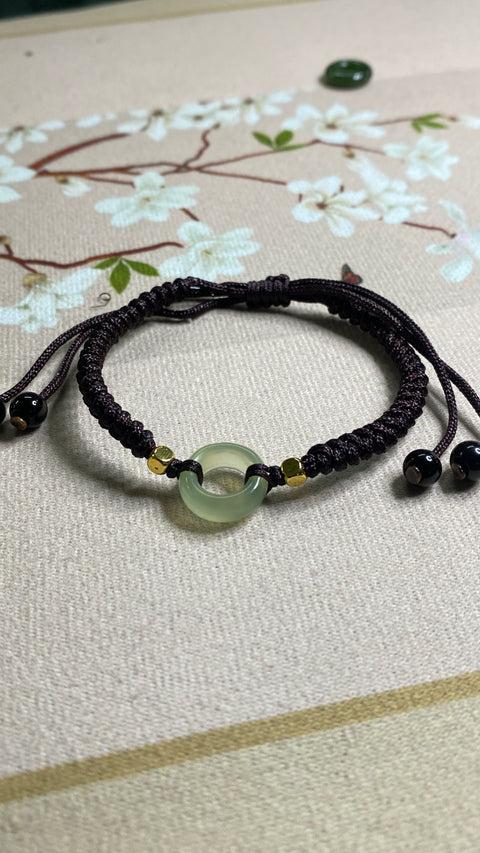 Gelang Giok Ciu yang dibuat dengan indah dengan harga second untuk melambangkan kedamaian dan ketenangan. Giok ini bersih dan halus, sudah termasuk ongkos kirim dan pajak.
