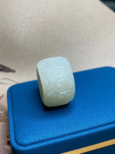 Pemicu Giok Halus Ukuran 22.7mm Tinggi 19.6mm Gaya Ukiran Tangan Termasuk pajak pengiriman