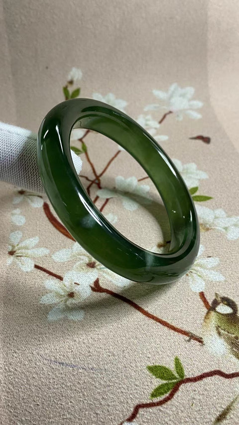 Gelang Bahan Giok Cui Alami 180 Ukuran Gelang 53-55mm Ukuran 54.7mm Lebar Sisi 11.5mm Giok terbentuk secara alami Pola acak Pengiriman dan pajak sudah termasuk.