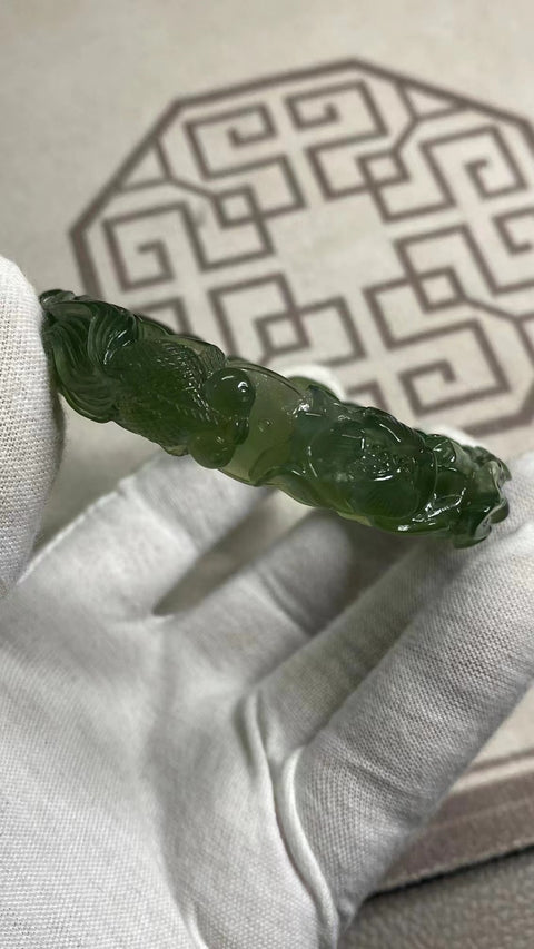 Gelang Bunga Ukiran Giok Cui Giok Alami Ukuran 57-59mm Ukuran 58.5mm Lebar Sisi 14mm Batu giok terbentuk secara alami dan polanya acak Sudah termasuk pajak pengiriman.