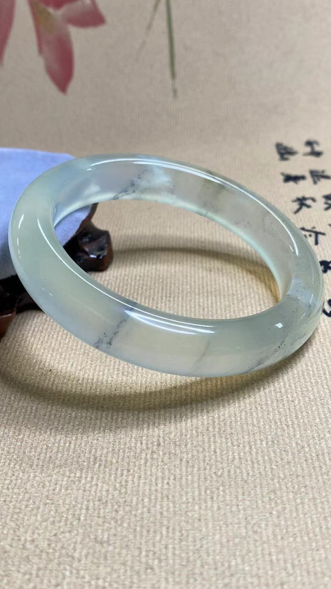 Gelang Tinta Giok Cui Alami di Atas Es Ukuran 58-60mm Ukuran 59.8mm Lebar Sisi 13mm Giok terjadi secara alami Pola acak Pengiriman dan pajak sudah termasuk.