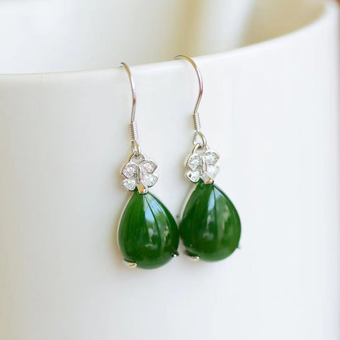 Anting Jasper Alami Giok yang bersih, halus dan hangat Ukuran 10 * 14mm Penuh dengan air 925 perak termasuk pajak pengiriman.