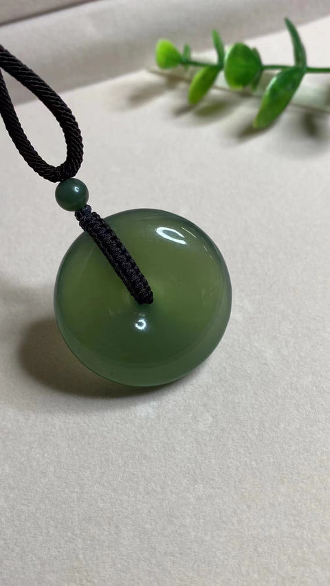 Tombol perdamaian giok Cui giok yang indah penuh dengan warna hijau dan tebal Ukuran 36 * 12mm Yu Zhigang tenang, halus dan hangat Termasuk ongkos kirim dan pajak