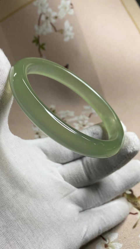 Gelang Mulut Besar Giok Halus Ukuran 68.4mm Lebar 11.7mm Giok terjadi secara alami Pola acak Termasuk pajak pengiriman.