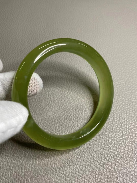 Gelang Giok Cui Alami Ukuran 61-63mm Ukuran 62.2mm Lebar Sisi 11.9mm Giok terbentuk secara alami Pola acak Sudah termasuk pajak pengiriman.