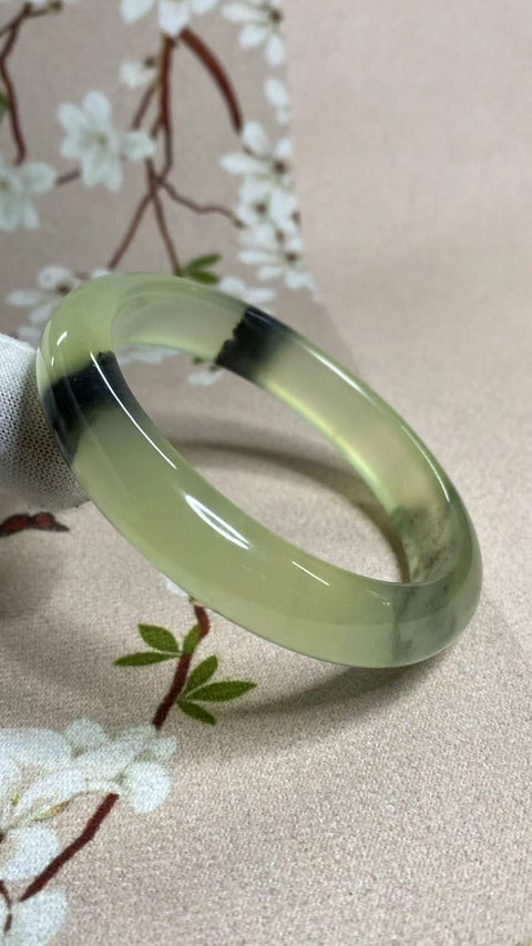 Gelang Lukisan Pemandangan Giok Cui Fine Cui Ukuran 55-57mm Ukuran 56.8mm Lebar Sisi 12mm Batu giok muncul secara alami dan polanya acak Sudah termasuk pajak pengiriman.