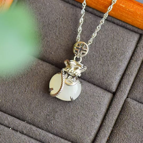 4939 Kalung Berkah Giok Hetian Giok Alami yang terbuat dari perak 925; Gaya Giok Halus Sudah termasuk pajak pengiriman.