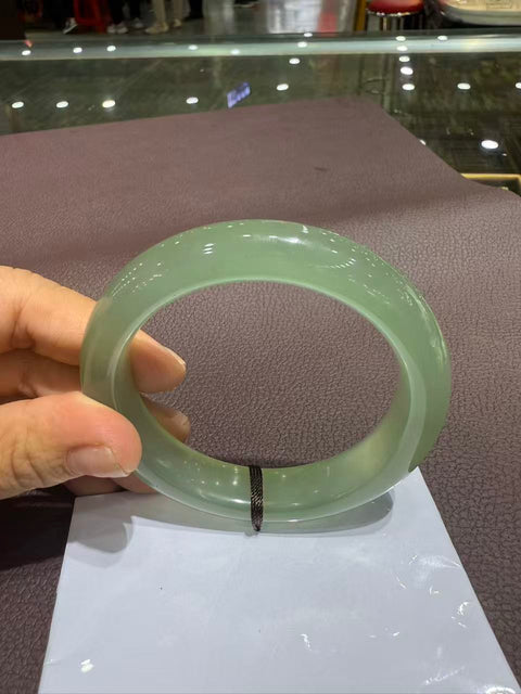 Gelang giok hijau Xiuyan yang indah! Diameter dalam: 60,4 mm. Batu alam terbentuk secara alami, polanya acak. Biaya pengiriman dan pajak sudah termasuk.