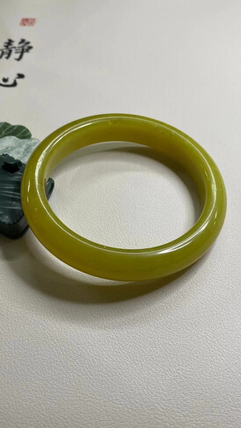 Gelang Bunga Emas Giok Cui Giok Alami 64-66mm Ukuran 65.1mm Lebar Sisi 13.5mm Batu giok terbentuk secara alami dan polanya acak Sudah termasuk ongkos kirim dan pajak.