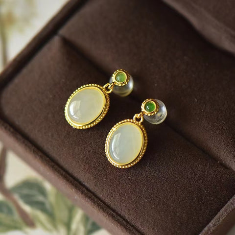 2774-2 Anting Tetes Telur Giok Hetian Alami dari Perak 925 Ukuran 7 * 9mm Giok bersih, halus dan hangat, serta gayanya baru dan unik. Sudah termasuk ongkos kirim dan pajak.
