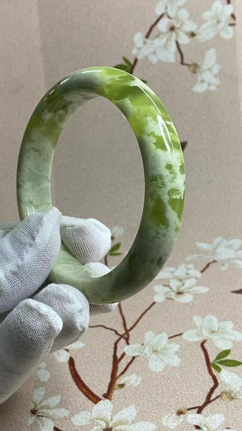 Gelang Gelang Milkcap Hijau Giok Cui Giok Alami Ukuran 59-61mm Ukuran 60.5mm Lebar 13.3mm Giok itu halus dan hangat Gayanya indah sudah termasuk pajak pengiriman.