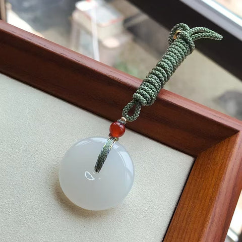 Giok Giok Hetian Alami Bahan Laut Hijau Perdamaian Liontin Giok halus dan hangat Ukuran 25mm Tebal 5mm; Gaya Sederhana dan murah hati Pajak pengiriman sudah termasuk.