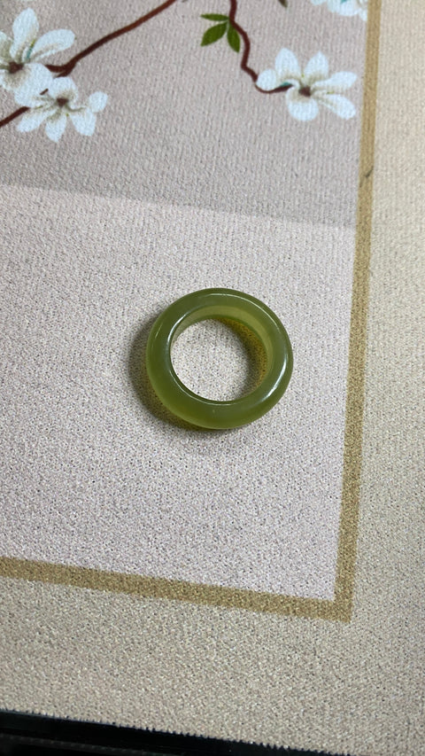 Harga khusus untuk cincin giok yang indah, berdiameter 18,1 mm, bersih, halus dan hangat. Gayanya sederhana dan elegan, sudah termasuk ongkos kirim dan pajak.