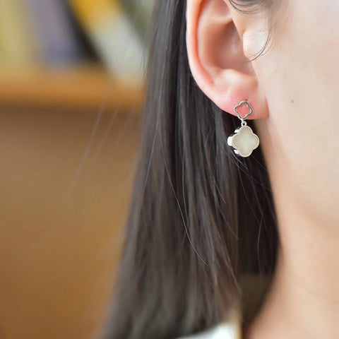 Anting-anting semanggi empat daun giok Hetian giok alami Giok bersih dan lembut hangat & hangat; Barang yang harus dimiliki kecantikan Termasuk pajak pengiriman