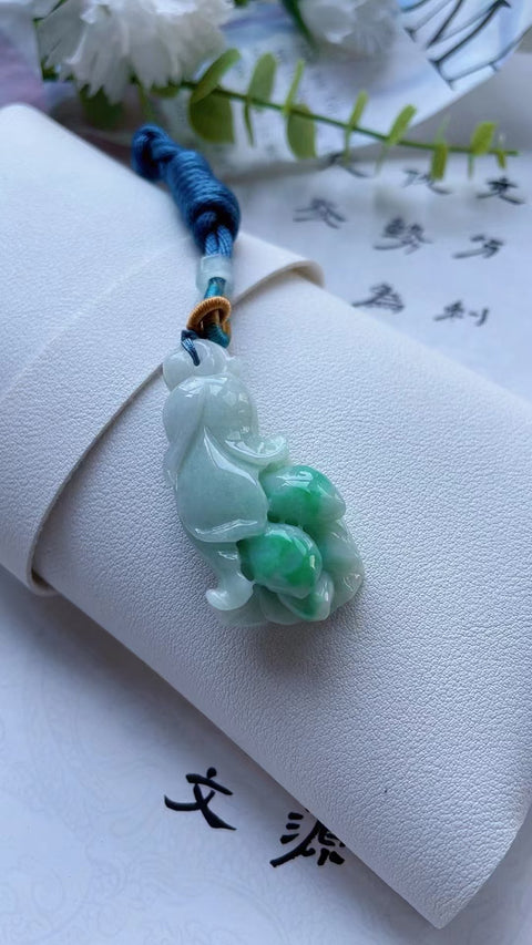 Liontin Anggrek Jadeite Alami Bahan Lubang Tua Alas halus dan hangat Kepala penuh Ukuran 4.6 * 2.1 * 1.3cm Termasuk ongkos kirim dan pajak