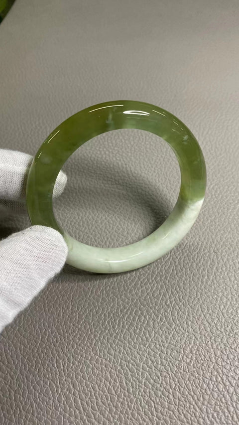 Gelang Cui Giok Warna Musim Semi Alami Warna Cui Gelang Cui Ukuran 56-58mm Ukuran 57.3mm Lebar Sisi 12.2mm Giok semuanya terjadi secara alami Pola acak termasuk pajak pengiriman