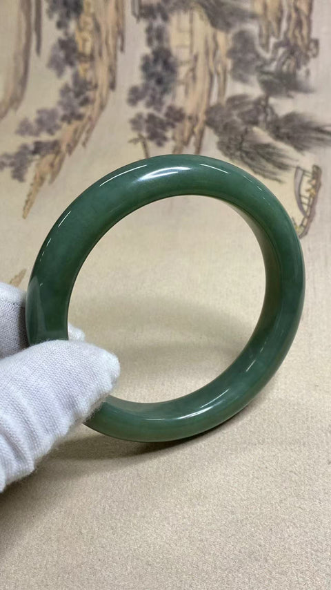 Gelang Air Biru Giok Bunga Giok Cui Halus Ukuran 60-62mm 61.5mm Lebar Tepi: 12.6mm Batu giok muncul secara alami Pola acak Pengiriman dan pajak sudah termasuk.