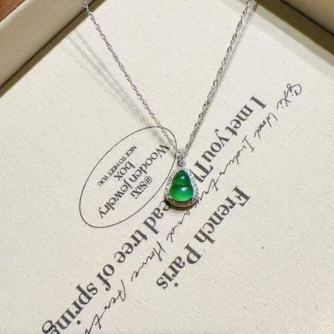 Kalung Labu Sederhana Jadeite Alami 925 Pengaturan Perak Ukuran 9 * 7mm Panjang Keseluruhan 18mm Batu giok bersih dan halus serta hangat Sudah termasuk pajak pengiriman.