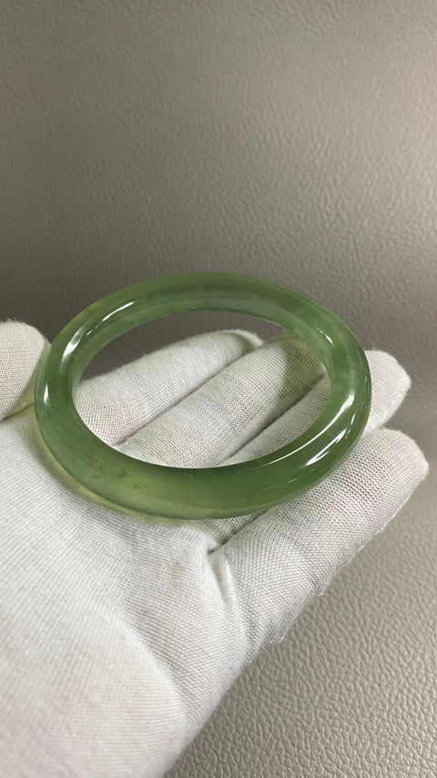 Gelang Hijau Penuh Giok Cui Fine Jade Ukuran 60mm Lebar 11mm Giok ini muncul secara alami Pola acak Termasuk ongkos kirim dan pajak