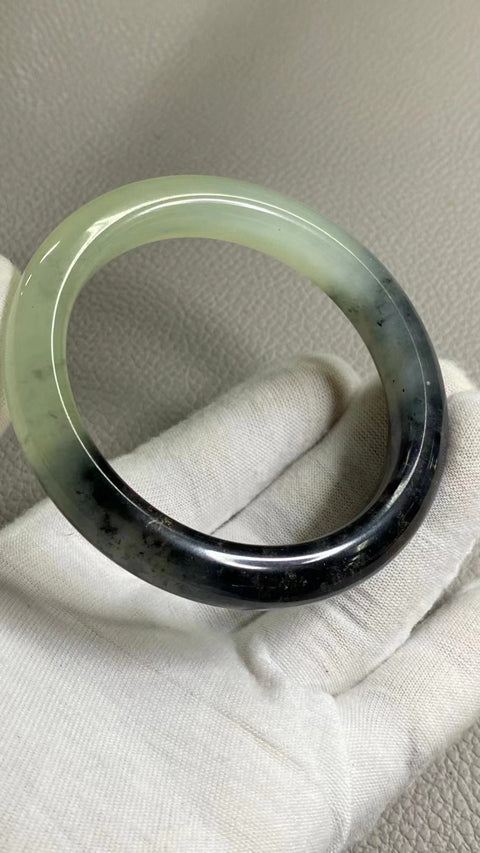 Gelang Percikan Tinta Ice Breed Giok Cui Jade Alami Ukuran 59-61mm Ukuran 60.3mm Lebar Sisi 11.3mm Giok semuanya muncul secara alami Pola pengiriman acak Pajak pengiriman sudah termasuk.