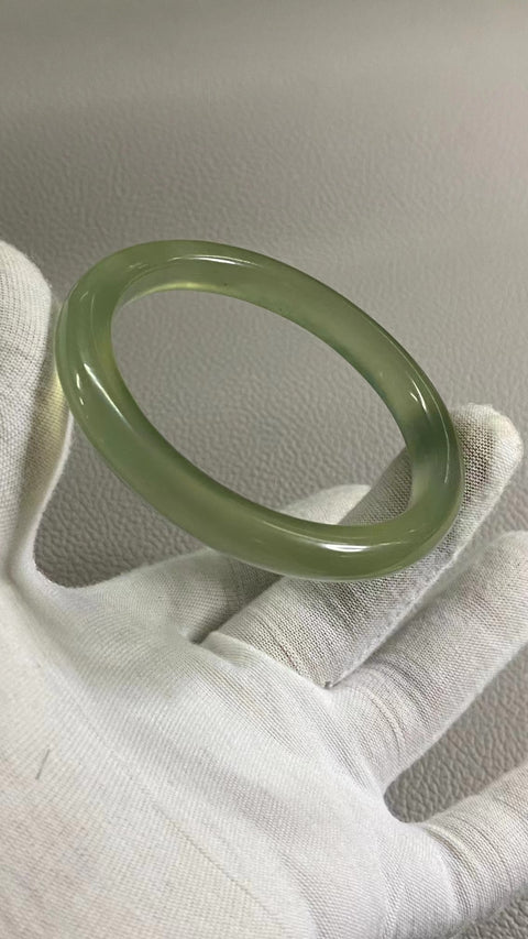 Gelang Giok Cui Alami Ukuran 57-59mm Ukuran 58.2mm Lebar Sisi 9mm Giok ini terbentuk secara alami dan polanya acak Sudah termasuk pajak pengiriman.