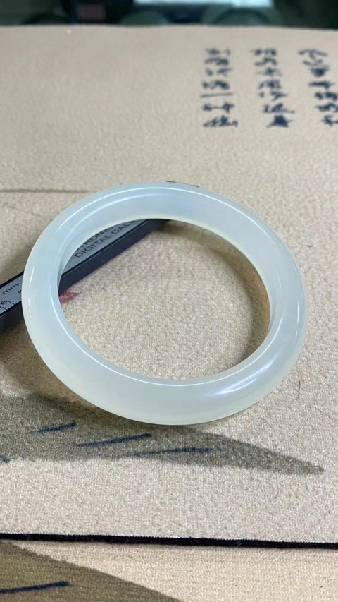 Gelang Bunga Es Cahaya Giok Putih Alami Ukuran 56-58mm Ukuran 57.8mm Lebar Sisi 11.7mm Giok semuanya terjadi secara alami Pola acak termasuk pajak pengiriman