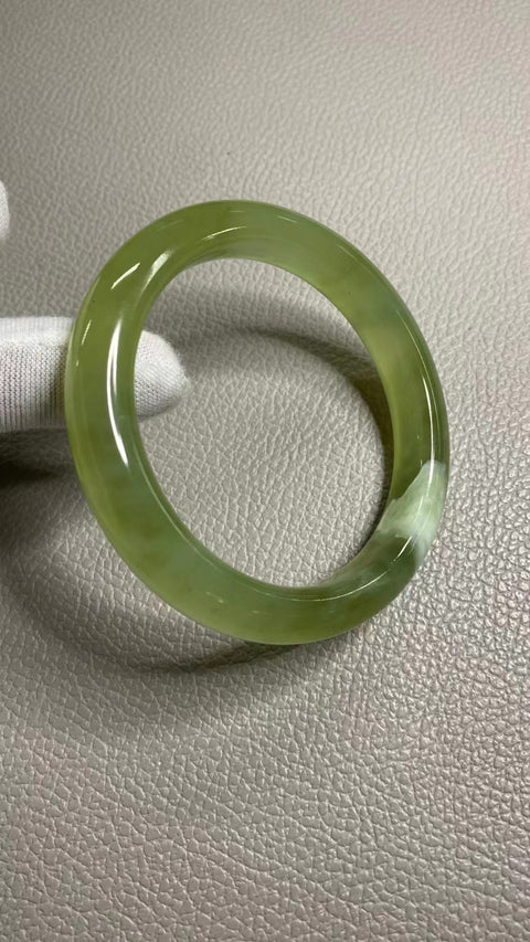 Gelang Kuning Minyak Ayam Giok Cui Giok Alami Ukuran 61-63mm Ukuran 62.3mm Lebar Samping 11.8mm Giok ini terbentuk secara alami dan polanya acak Sudah termasuk pajak pengiriman.