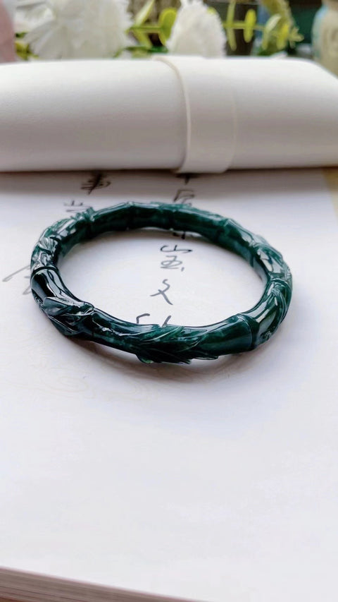 Gelang ukiran bambu berukir Jadeite barang alami Bahan lubang tua & kepala penuh Ukuran 57,5 mm Batu giok bersih dan halus Batu giok terjadi secara alami Pola acak Termasuk pajak pengiriman