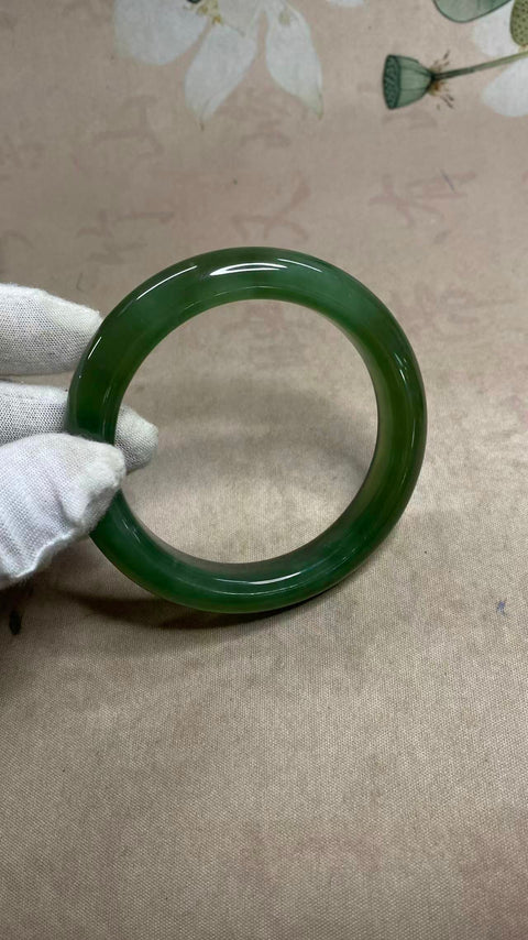 Gelang giok Xiuyan yang indah, bahan 180, diameter dalam 62,2 mm, lebar tepi 12,7 mm. Batunya terbentuk secara alami, dan polanya acak. Biaya kirim dan pajak sudah termasuk.