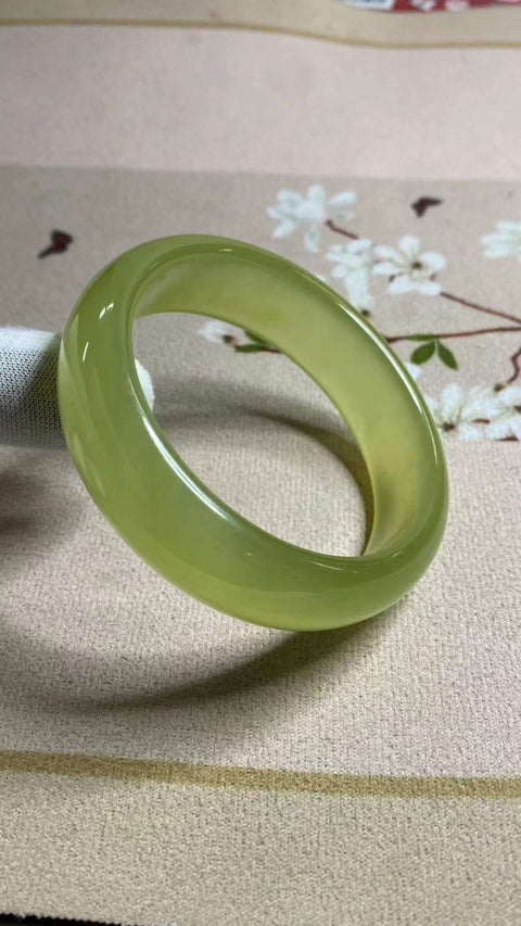Gelang Giok Cui Halus Ukuran 57-59mm Ukuran 58.1mm Lebar 17.6mm Giok terjadi secara alami Pola acak Termasuk pajak pengiriman