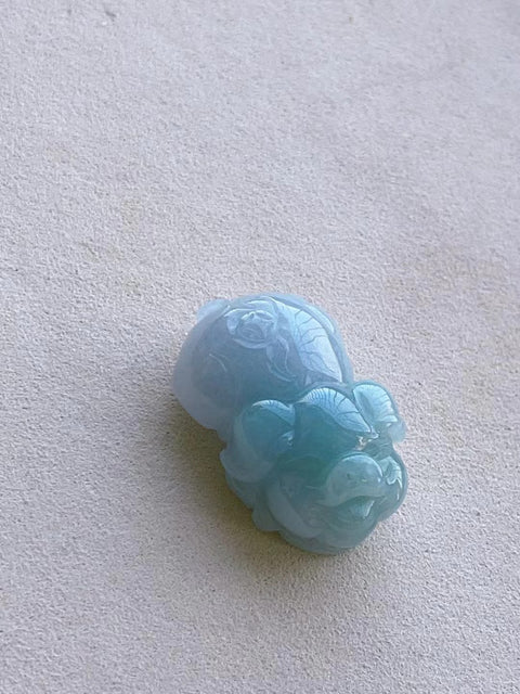 Giok Giok Giok Giok Jadeite Alami bersih, halus dan hangat Ukuran 36,5 * 22,6 * 16,2 mm Pengiriman dan pajak sudah termasuk.