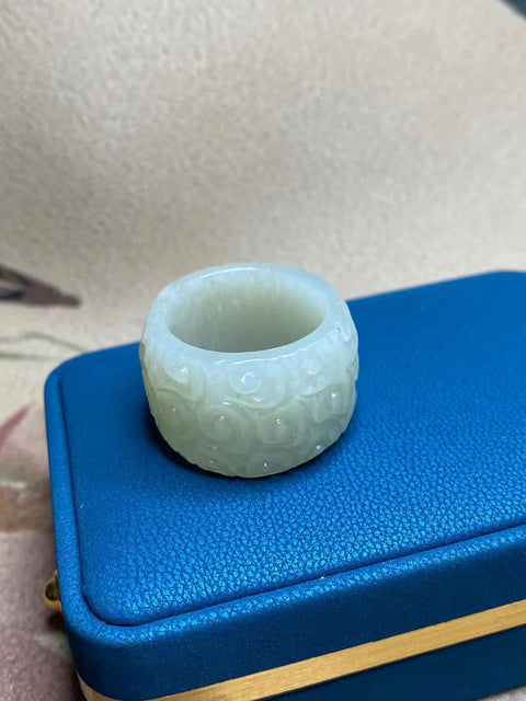 Pemicu Giok Halus Ukuran 22.7mm Tinggi 19.6mm Gaya Ukiran Tangan Termasuk pajak pengiriman