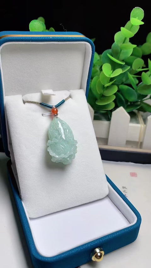 Liontin Kubis Jadeite a-barang-barang alami Ukiran tangan murni Ukuran 3.2 * 2.1cm Giok adalah batu giok yang lembut dan hangat dengan pola yang indah Pajak pengiriman sudah termasuk.