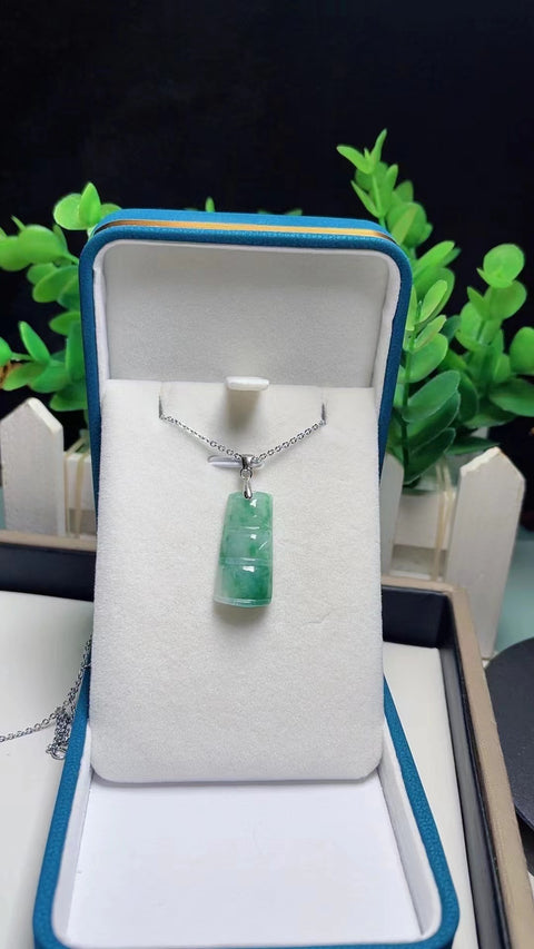 Kalung Bambu Jadeite alami yang terbuat dari perak 925 Ukuran 2,5 * 1,2 Giok bersih, halus, dan hangat Termasuk ongkos kirim dan pajak.