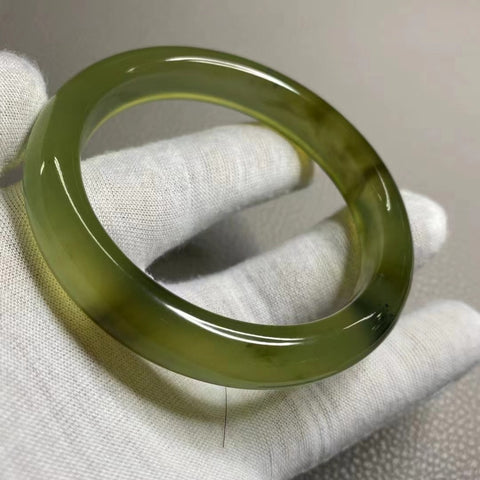 Gelang Lukisan Warna Musim Semi Giok Cui Giok Alami Ukuran 58-60mm Ukuran 59.3mm Lebar Sisi 12mm Giok ini terbentuk secara alami dan polanya acak.