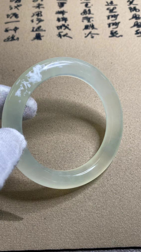 Gelang Giok Ciu Alami Ukuran 55-57mm Ukuran 56.1mm Lebar Sisi 10.8mm Giok terjadi secara alami Pola acak Pengiriman dan pajak sudah termasuk.