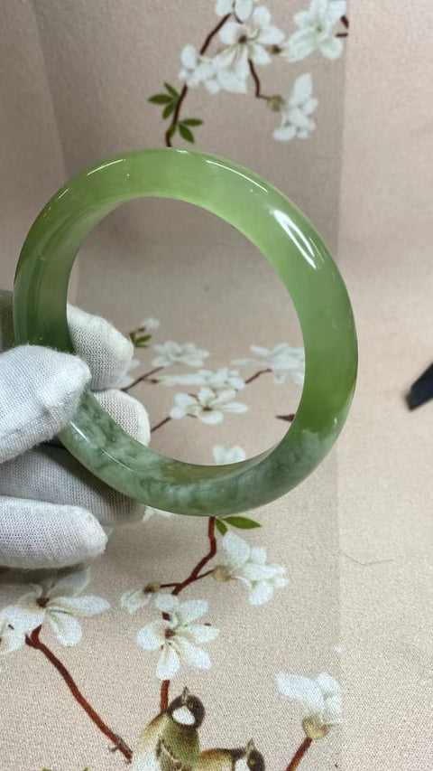 Gelang Gelang Milkcap Titi Giok Hijau Cui Giok Alami Ukuran 64-66mm Ukuran 65.2mm Lebar Samping 14.3mm Giok semuanya terjadi secara alami Pola acak termasuk pajak pengiriman