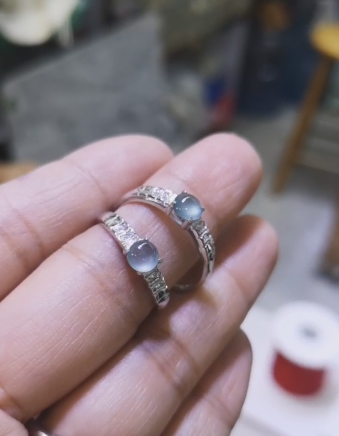 Cincin Giok Guatemala Alami Ukuran 5 x 5 mm yang terbuat dari batu giok perak 925 yang bersih dan halus Sudah termasuk pajak pengiriman.
