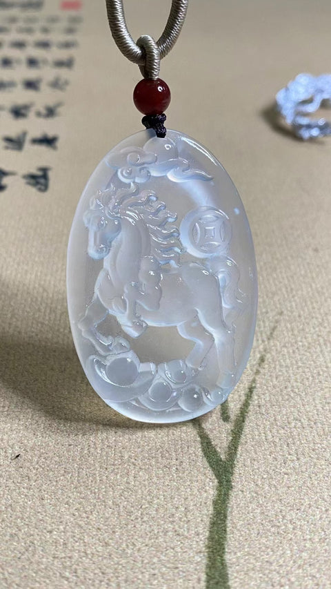 Liontin Kuda Giok Cui Alami Ukuran 51 * 33mm Batu gioknya bersih, halus dan hangat, gayanya indah dan ukirannya sangat indah.