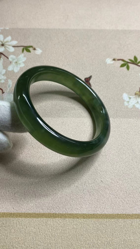 Gelang Bahan Giok Cui Alami 180 Ukuran 57-59mm Ukuran 58.1mm Lebar 12.4mm Batu giok ini terbentuk secara alami dan polanya acak Sudah termasuk pajak pengiriman.