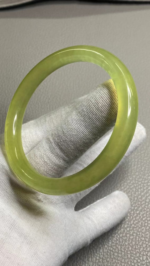 Gelang Kuning Minyak Ayam Giok Cui Giok Alami Ukuran 61-63mm Ukuran 62.3mm Lebar Samping 10mm Batu giok terbentuk secara alami dan polanya acak Sudah termasuk ongkos kirim dan pajak.