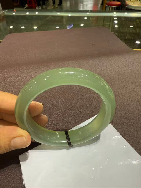 Gelang giok hijau Xiuyan yang indah! Diameter dalam: 60,4 mm. Batu alam terbentuk secara alami, polanya acak. Biaya pengiriman dan pajak sudah termasuk.