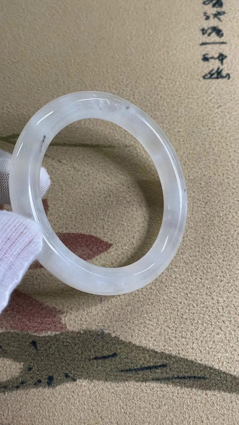 Gelang Giok Ciu Alami dengan tinta ringan Ukuran 54-56mm Ukuran 55.7mm Lebar Sisi 10mm Giok terbentuk secara alami Pola acak Sudah termasuk pajak pengiriman.