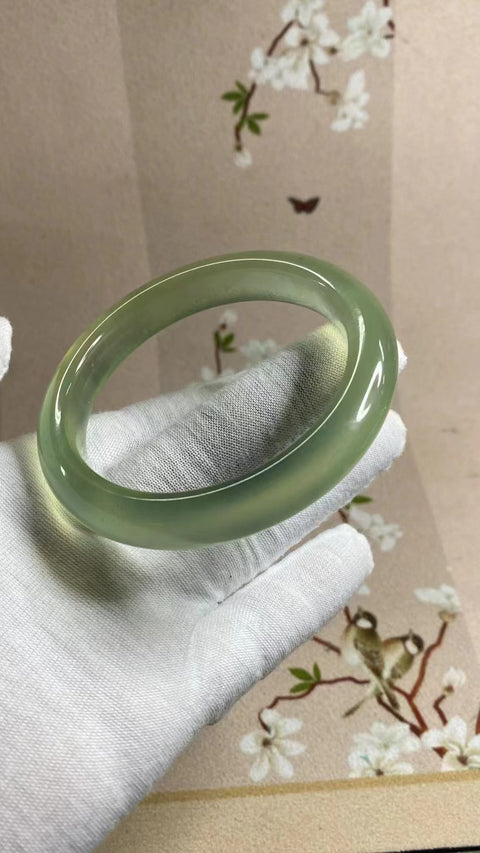 Gelang Giok Cui Halus Ukuran 61-62mm Ukuran 61.9mm Giok ini terbentuk secara alami dan polanya acak Sudah termasuk pajak pengiriman